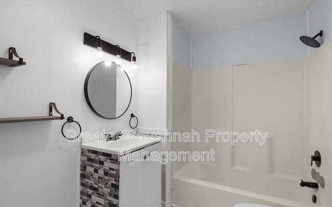 Building Photo - 612 W 42nd St