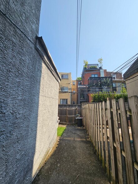 Building Photo - 2045 Green St