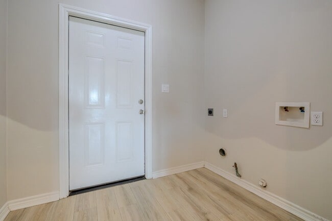 Building Photo - 2422 Cardinal Dr