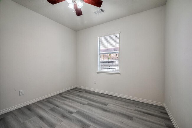 Building Photo - 520 West Fork