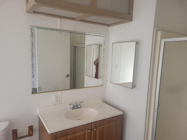 Building Photo - 3 Bed 2 Bath