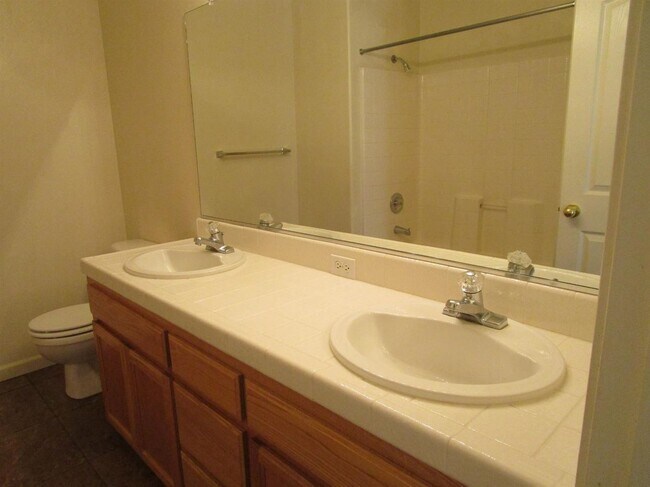 Building Photo - Like Brand New 4 Bedroom 3 Bath Beautiful ...