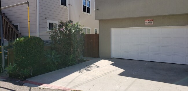 Building Photo - 1656 Monterey Blvd