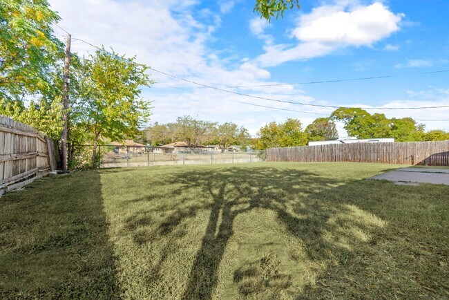 Building Photo - 3 Bedroom, 1.5 Bath Home with Spacious Layout and Large Yard