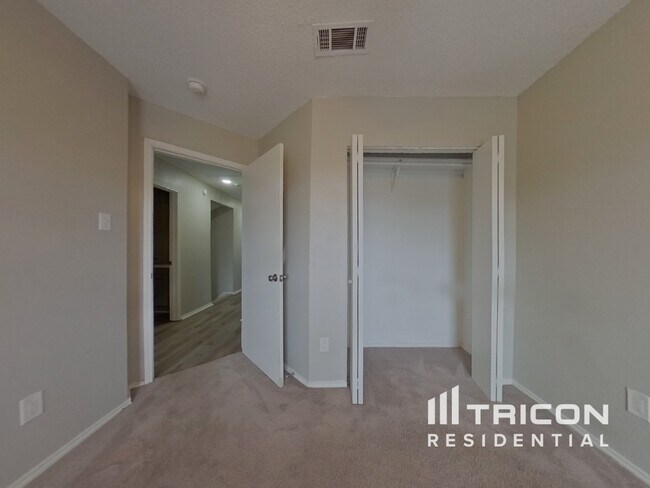 Building Photo - 5115 Whitehaven Dr