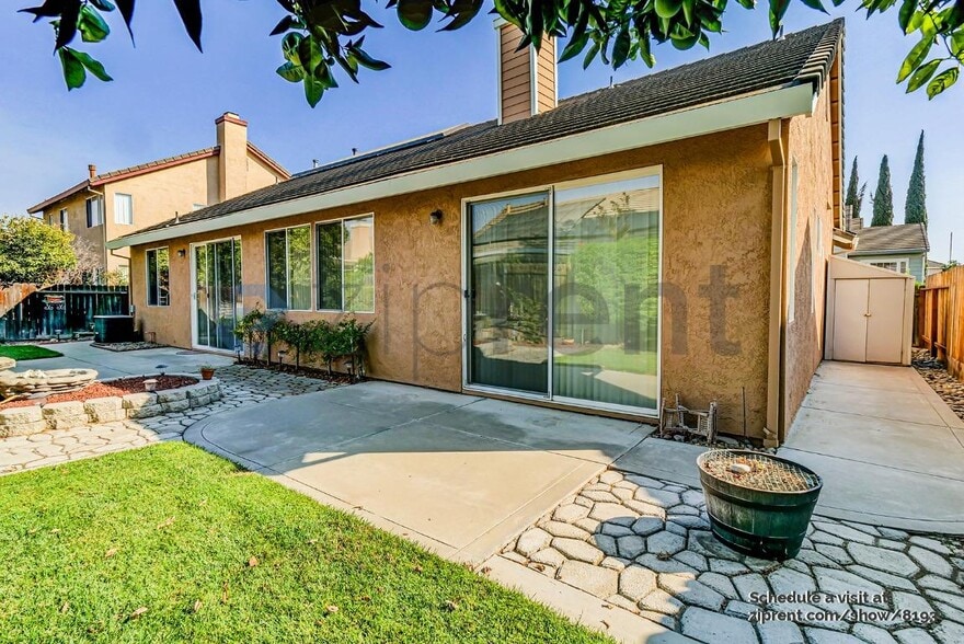 Building Photo - 1833 Rail St