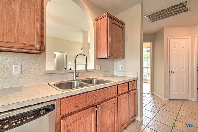 Building Photo - 5005 Warwicke Dr