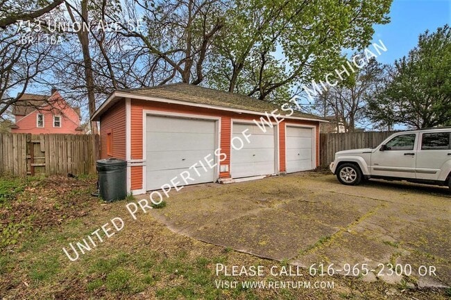 Building Photo - Available Now | 3 Bedroom 1 Bath Upper Uni...