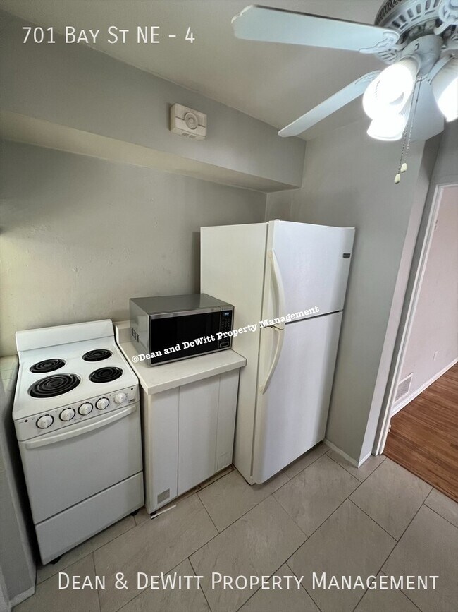 Building Photo - 701 Bay St NE