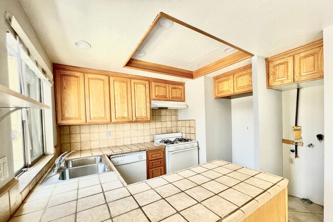 Building Photo - Charming 2 Bedroom 1.5 Bathroom Townhome w...