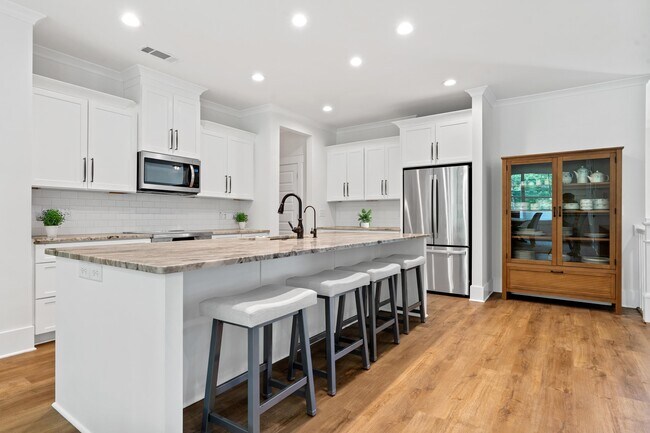 Building Photo - 1100 Hidden Hills Cir