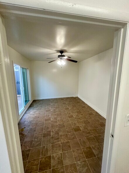 Building Photo - 1411 W 184th St