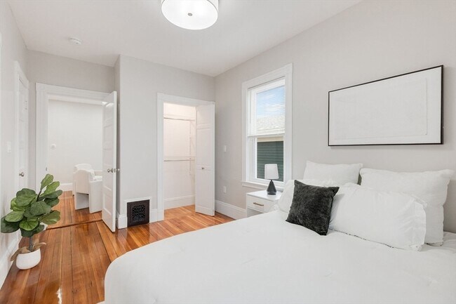 Building Photo - 38 Dorset St