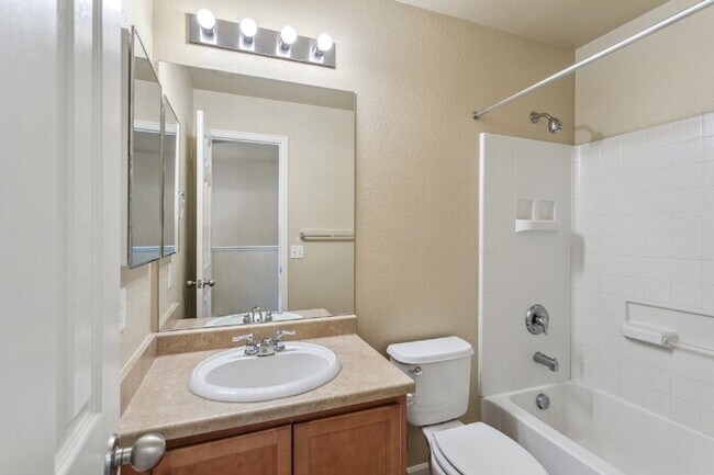 Building Photo - Well-Maintained 3-Bedroom Townhome with Central A/C and Open Layout