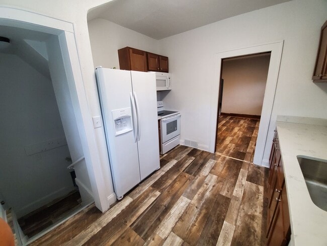 Building Photo - Large 3 Bedroom Home near Iowa State Fairg...