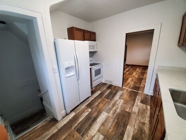 Building Photo - Large 3 Bedroom Home near Iowa State Fairgrounds!