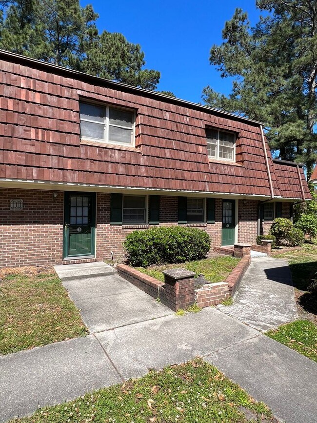 Building Photo - 2 Bedroom/1.5 bathroom townhouse for rent $1,300 month