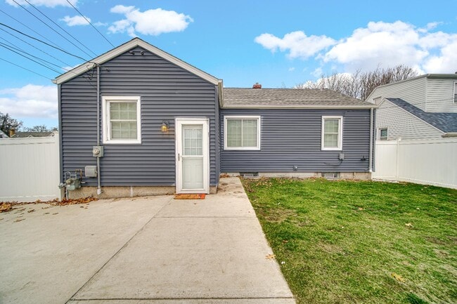 Building Photo - 303 N Harvey St