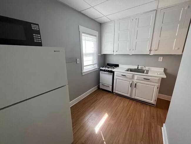 Building Photo - 405 E 6th St