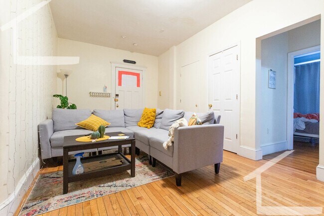Building Photo - Perfect location! 3-bed, 1-bath Apartment near BU. Heat/Hot Water Included.