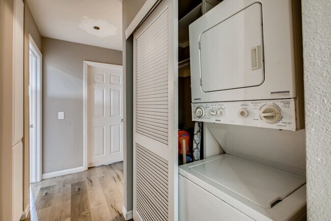 Building Photo - Move-in ready 2-Bed, 2-Bath Condo