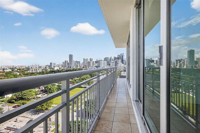 Building Photo - 2021 SW 3rd Ave