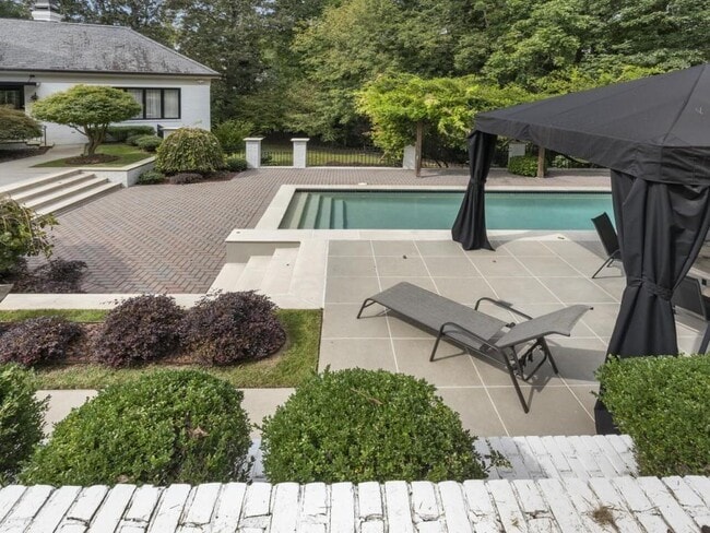 Building Photo - 997 Davis Dr NW