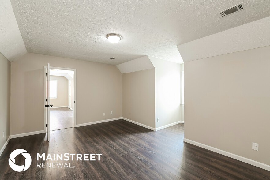 Building Photo - 493 Stonemill Manor