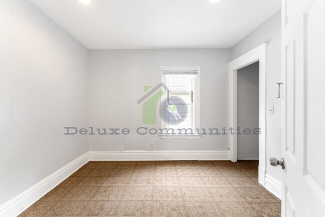 Building Photo - 346-346 Diamond Ave SE
