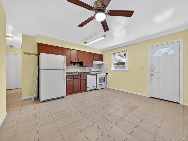 Building Photo - 37 Carnation Dr