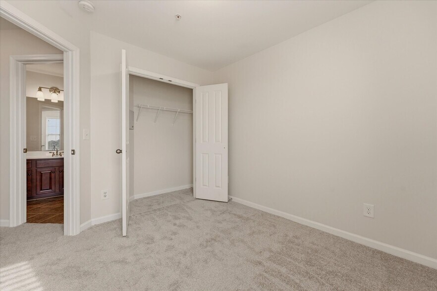 Building Photo - 2050 Hemlock Dr