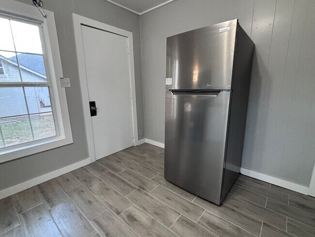 Building Photo - Remodeled 2 bedroom, 1 bathroom house with fenced yard and garage