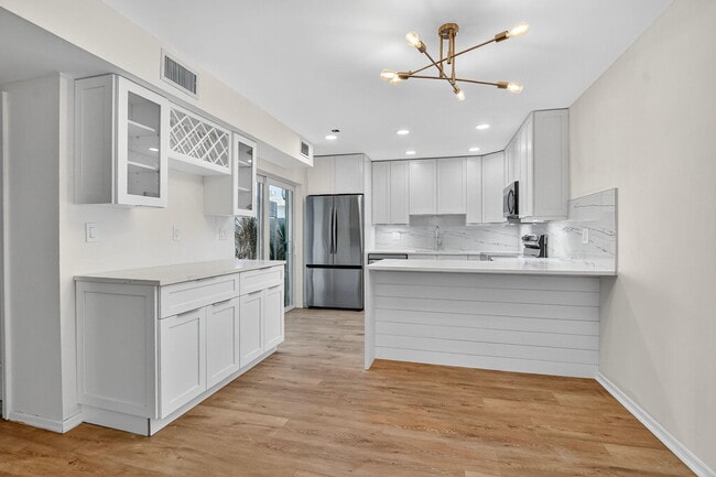 Building Photo - 1010 NE 8th Ave