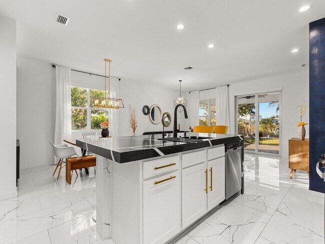 Building Photo - 11828 SW Lyra Dr.