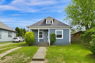 Building Photo - Newly Remodeled Home Available Now!