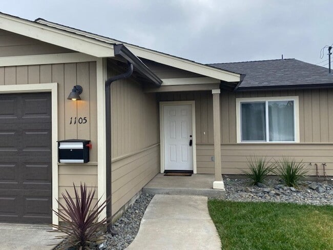 Building Photo - Simply gorgeous 3/2 with 2 car garage, dog...