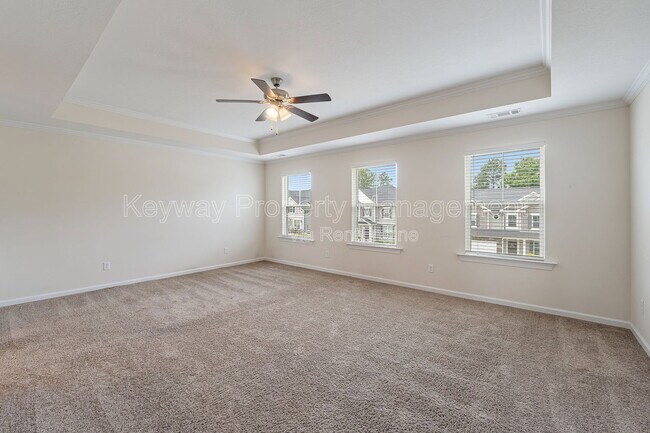 Building Photo - 585 Hampton Dr