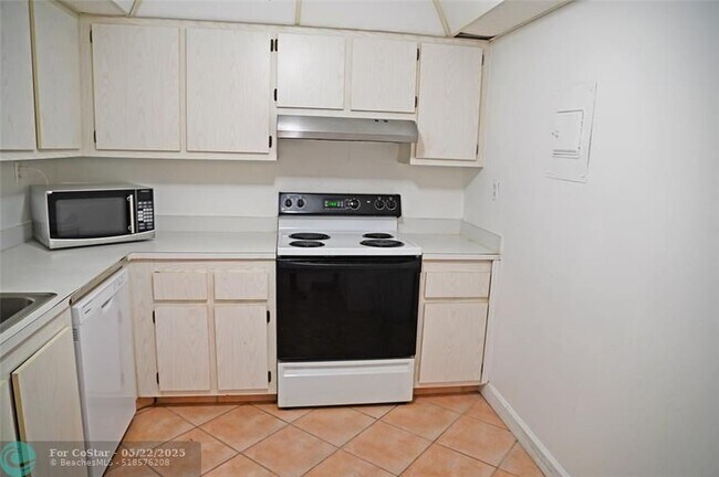 Building Photo - 525 N Ocean Blvd