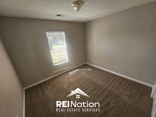 Building Photo - MEMPHIS CHARMER! | Vaulted Ceilings & Brick Fireplace | 3 Bed / 2 Bath