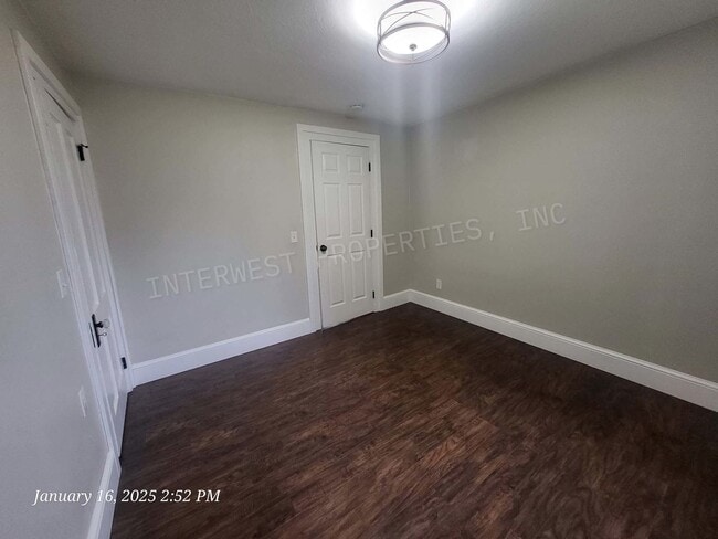 Building Photo - Super Cute 2bd Ranch Style Hillsboro home w/Garage, w/d hookups and yard!