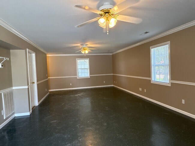 Building Photo - Beautiful 2 Bedroom Home with Spacious Bonus Room!