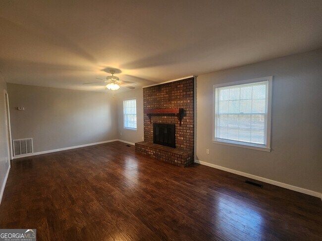 Building Photo - 120 Sol Bridges Rd