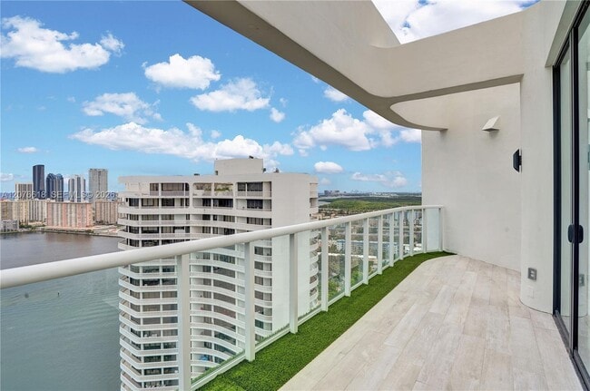 Building Photo - 4000 Island Blvd