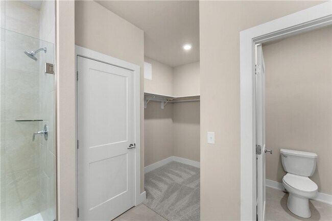 Building Photo - 830 NE Hts Ln