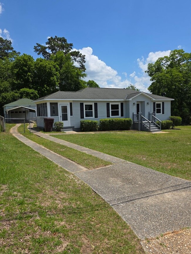 Building Photo - 3 Bedroom, 1 Bathroom Rental