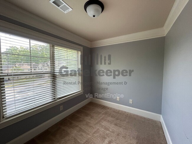 Building Photo - 124 Village Pl