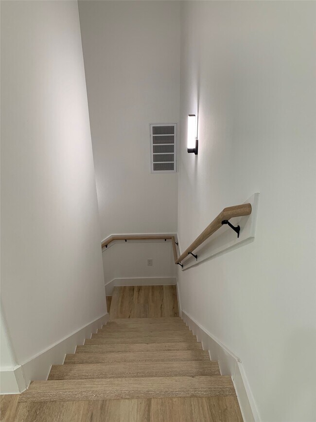 Building Photo - 9026 Scott St