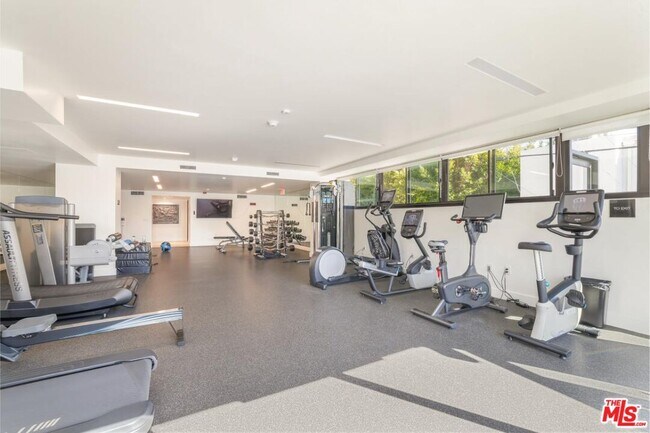 Building Photo - 818 N Doheny Dr
