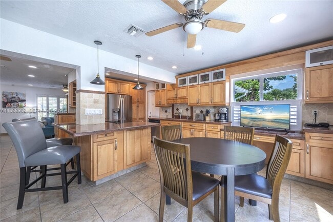 Building Photo - 1690 NE 25th Ave