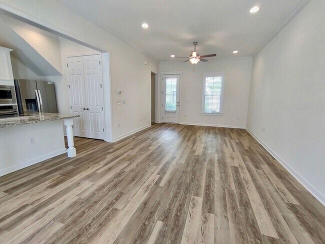 Building Photo - LUXURIOUS HIGH-END 2-story townhome in Market Common - walk to everything!